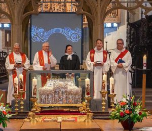 Keine Berührungsängste: Als evangelische Prädikantin unter katholischen Priestern bei der Feier für die neue Glocke des Breisacher Münsters