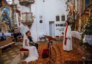 Kirchliche Trauung in einer bayrischen Barockkirche